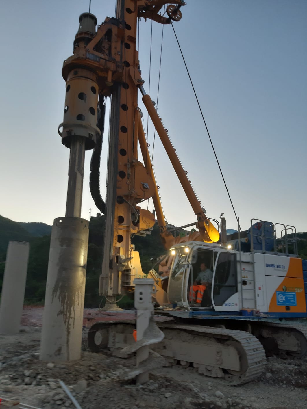 lavori in notturna per la perforazione dei pali