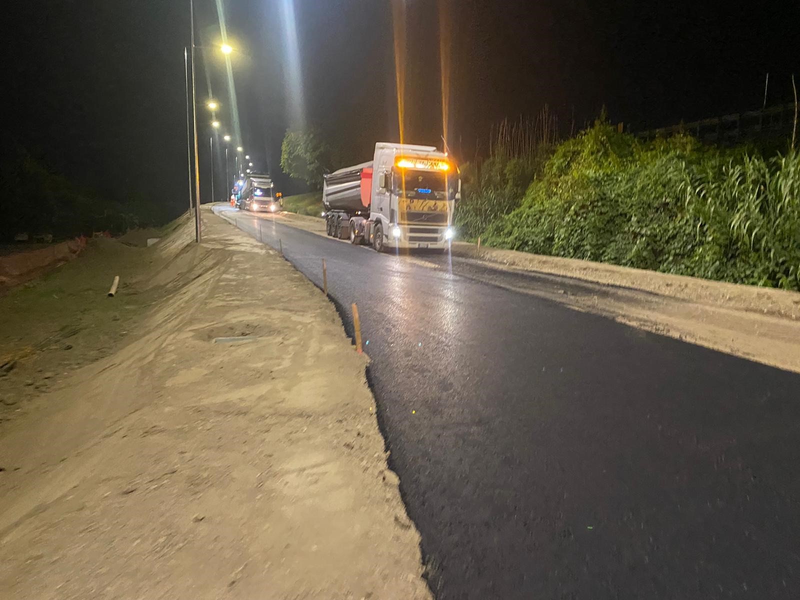 illuminazione e stesa asfalto sulla rampa di uscita
