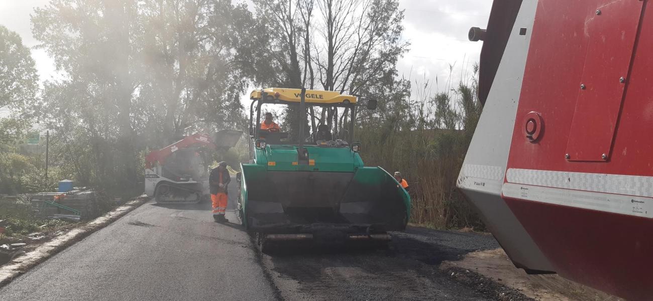 Posa asfalto strada d'argine