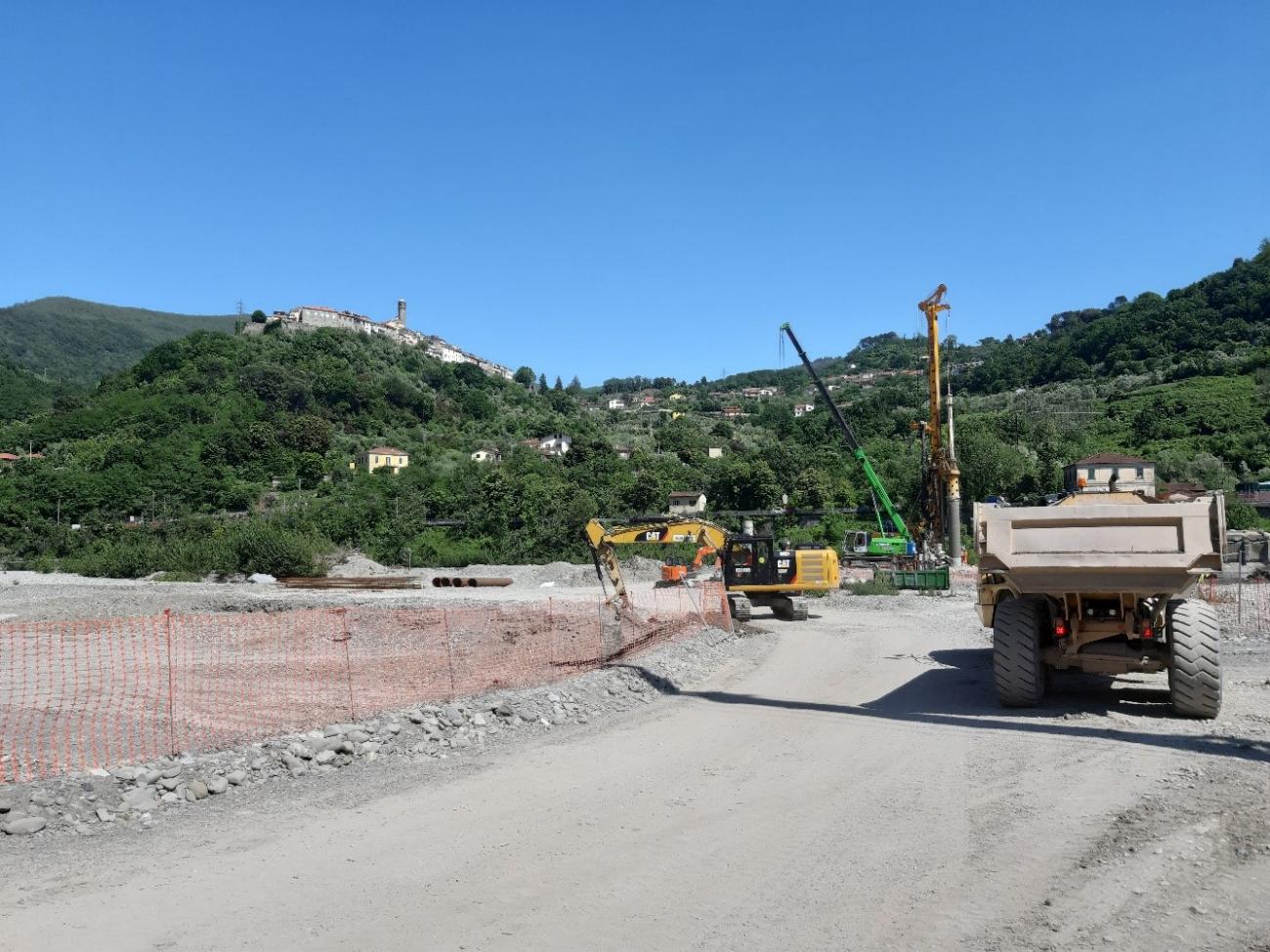 Lavorazioni pista in alveo per pila tre