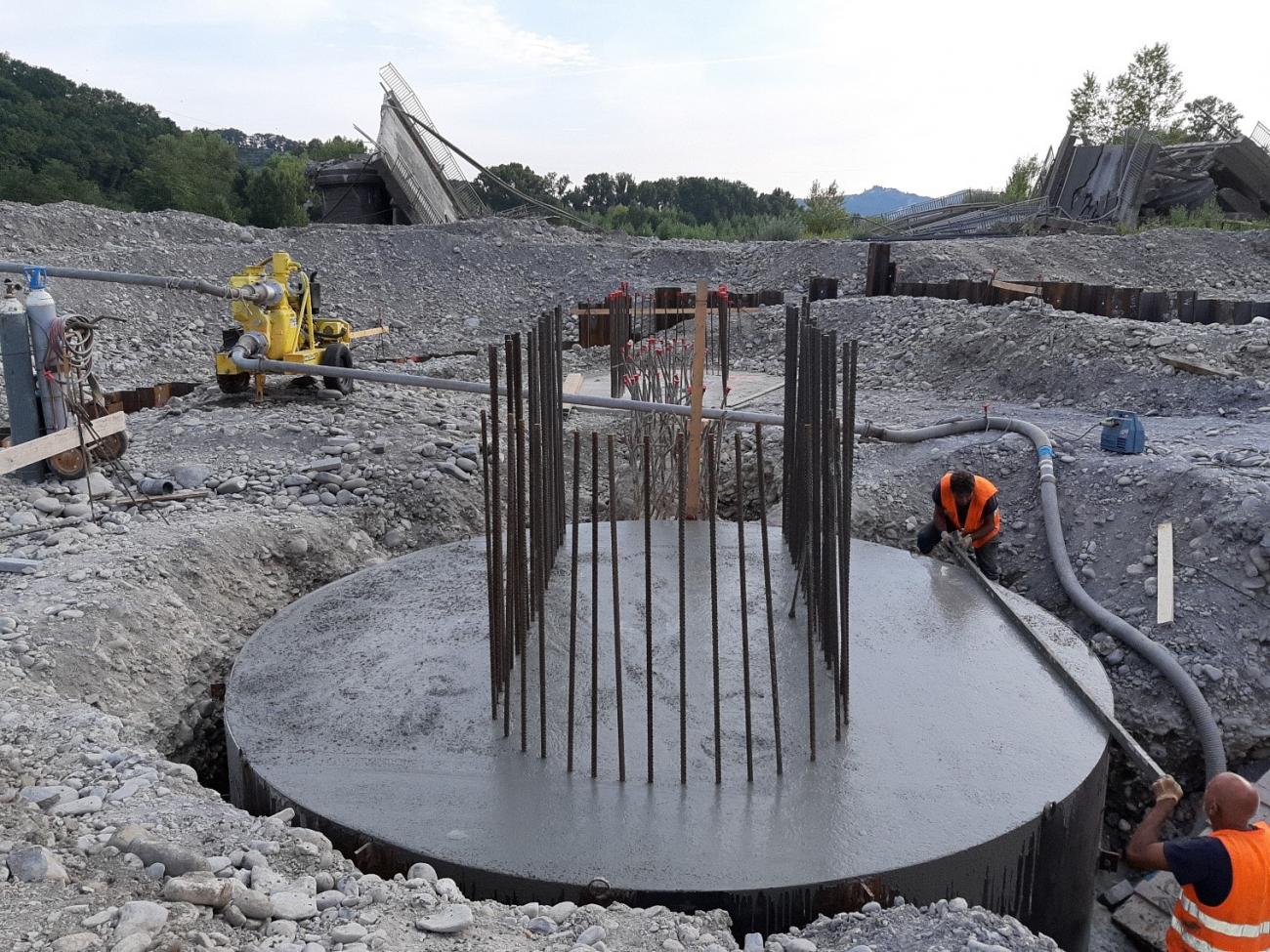 Getto magrone del plinto di fondazione della pila 1