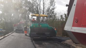 Posa asfalto strada d'argine